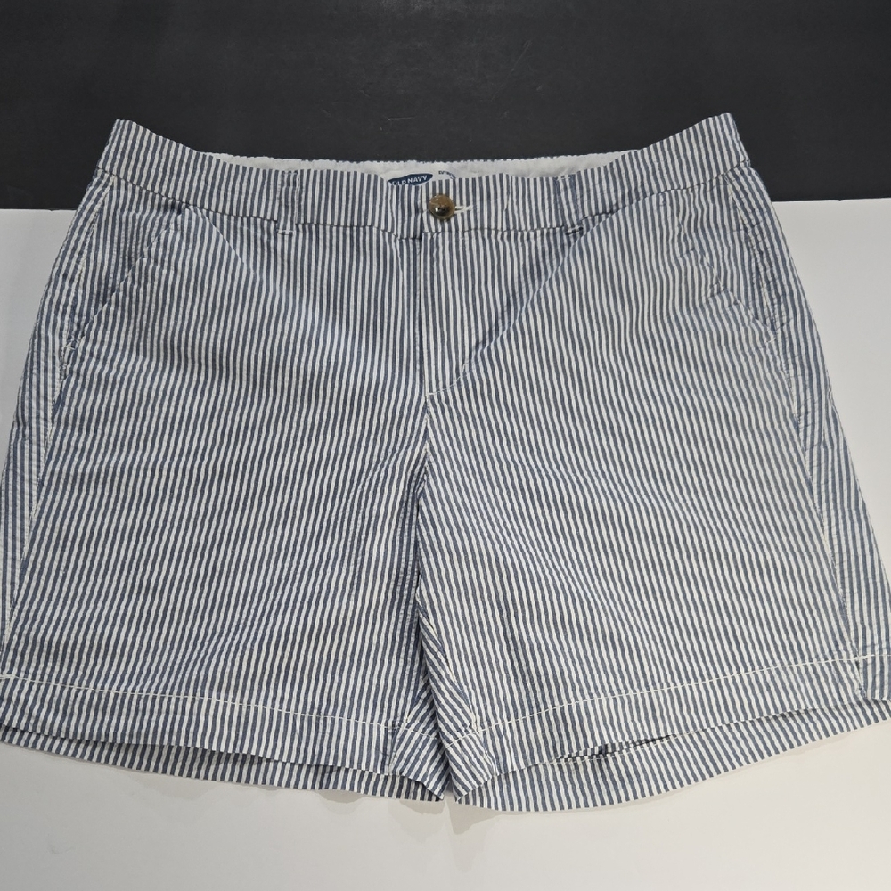 Old Navy Women's Size 14 Seersucker Blue and White Every Day Cotton Shorts